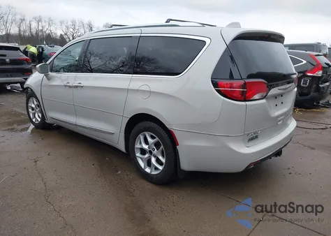 2017 Chrysler Pacifica Touring-L Plus z USA, uszkodzony, nr VIN 2C4RC1EG4HR622418